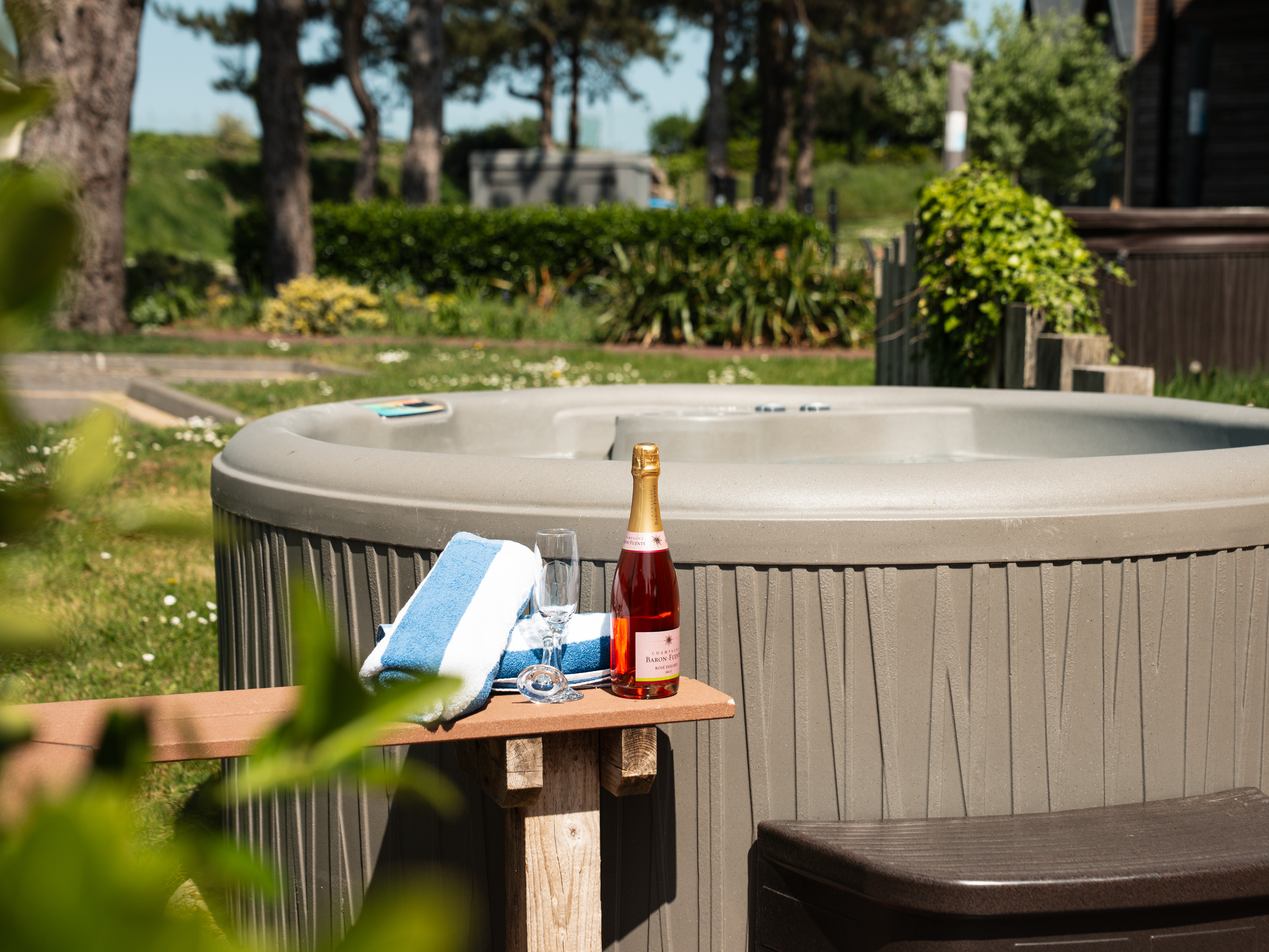 SSF LES ORMES HOT TUB CHAMPAGNE6